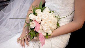 novia con ramo de flores